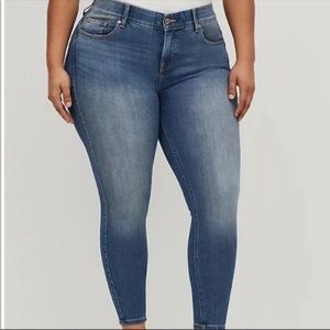 Torrid Bombshell Skinny Medium Wash Jeans Size 18 Regular